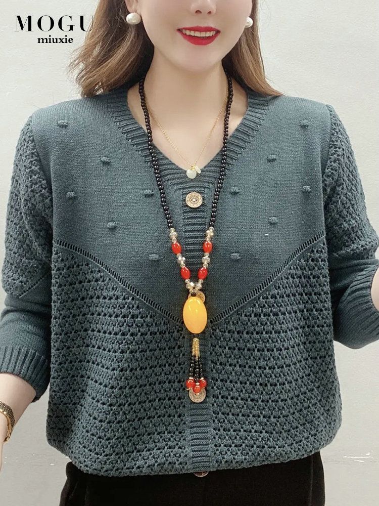 Thin belly-covering knitted sweater 2023 spring and autumn middle-aged and elderly mothers solid color V-neck loose western style age-reducing top