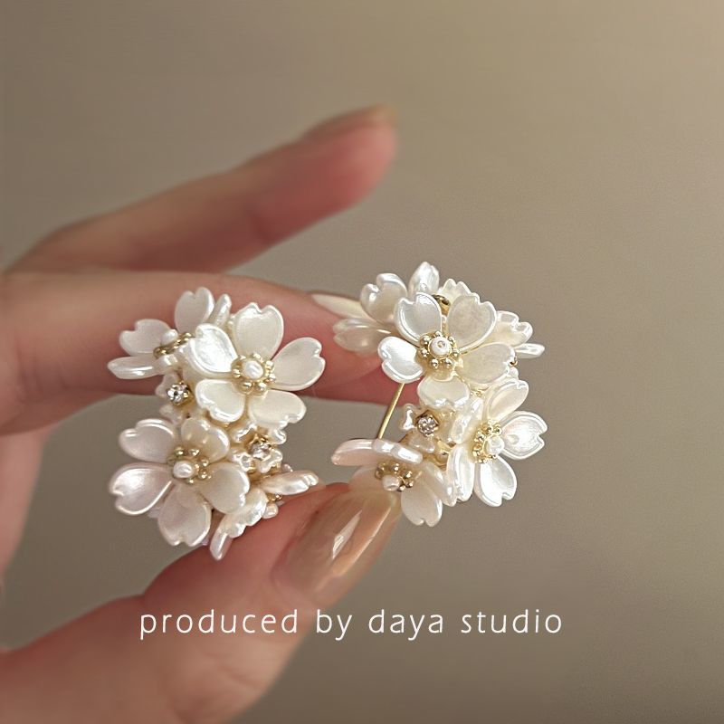 That Piece of Jasmine Super Fairy French Retro Flower Circle Earrings Light Luxury High Sense Niche Design Temperament Simple