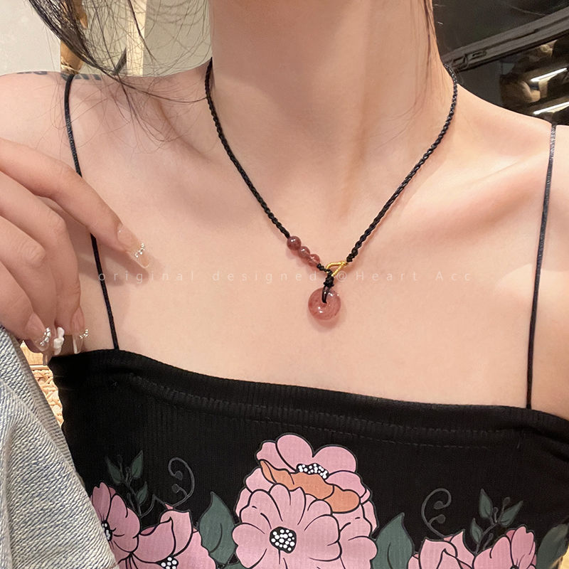 草莓晶平安扣編織吊墜黑繩項鍊女夏鎖骨鏈輕奢小眾高級設計感掛繩
