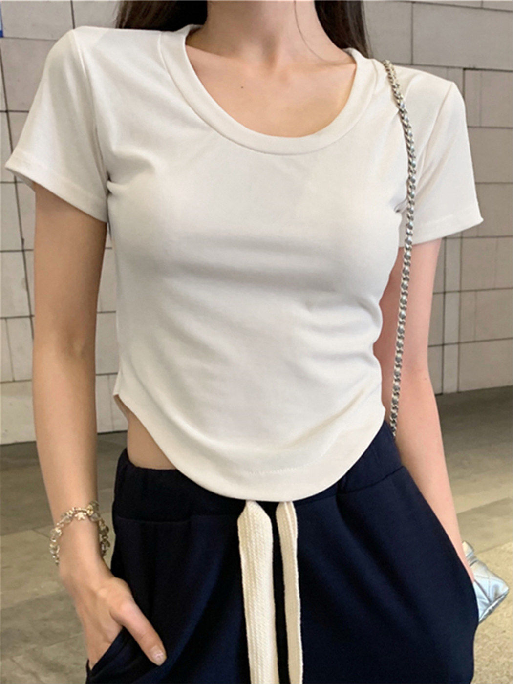 Korean version of summer design sense niche pure desire wind sweet hot girl sexy u-neck short-sleeved t-shirt female irregular short top