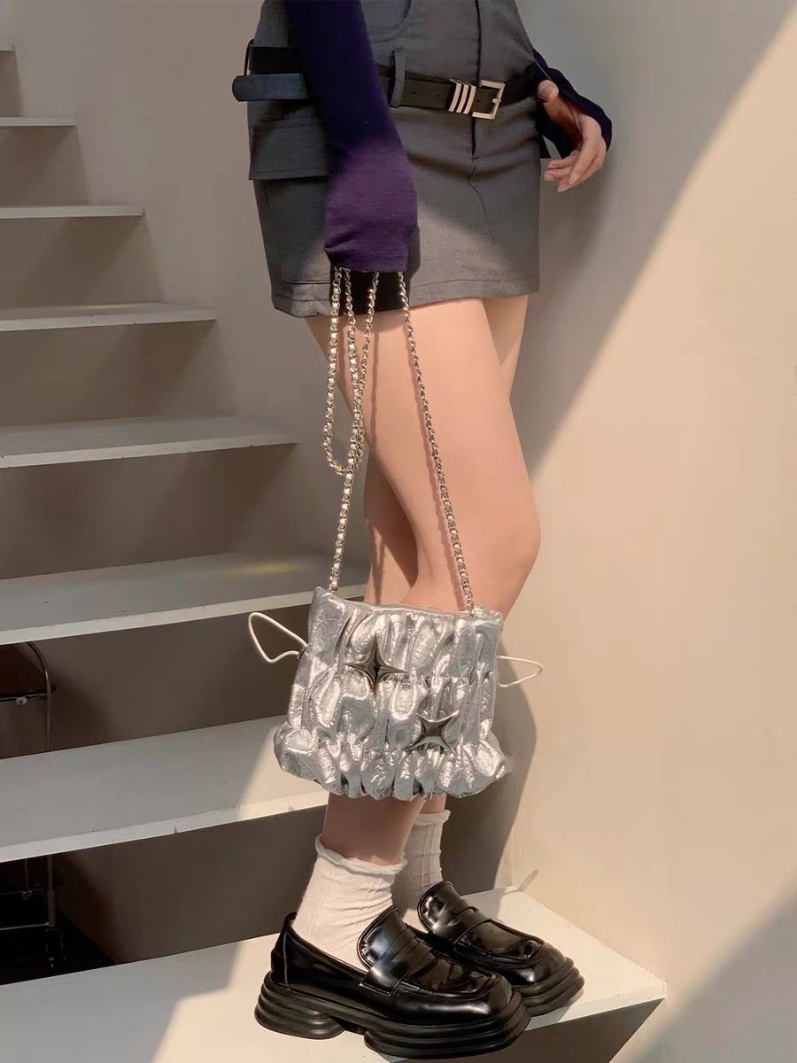 路小船原創y2k銀色星星鏈條包女2023新款包包甜酷褶皺抽繩斜跨包