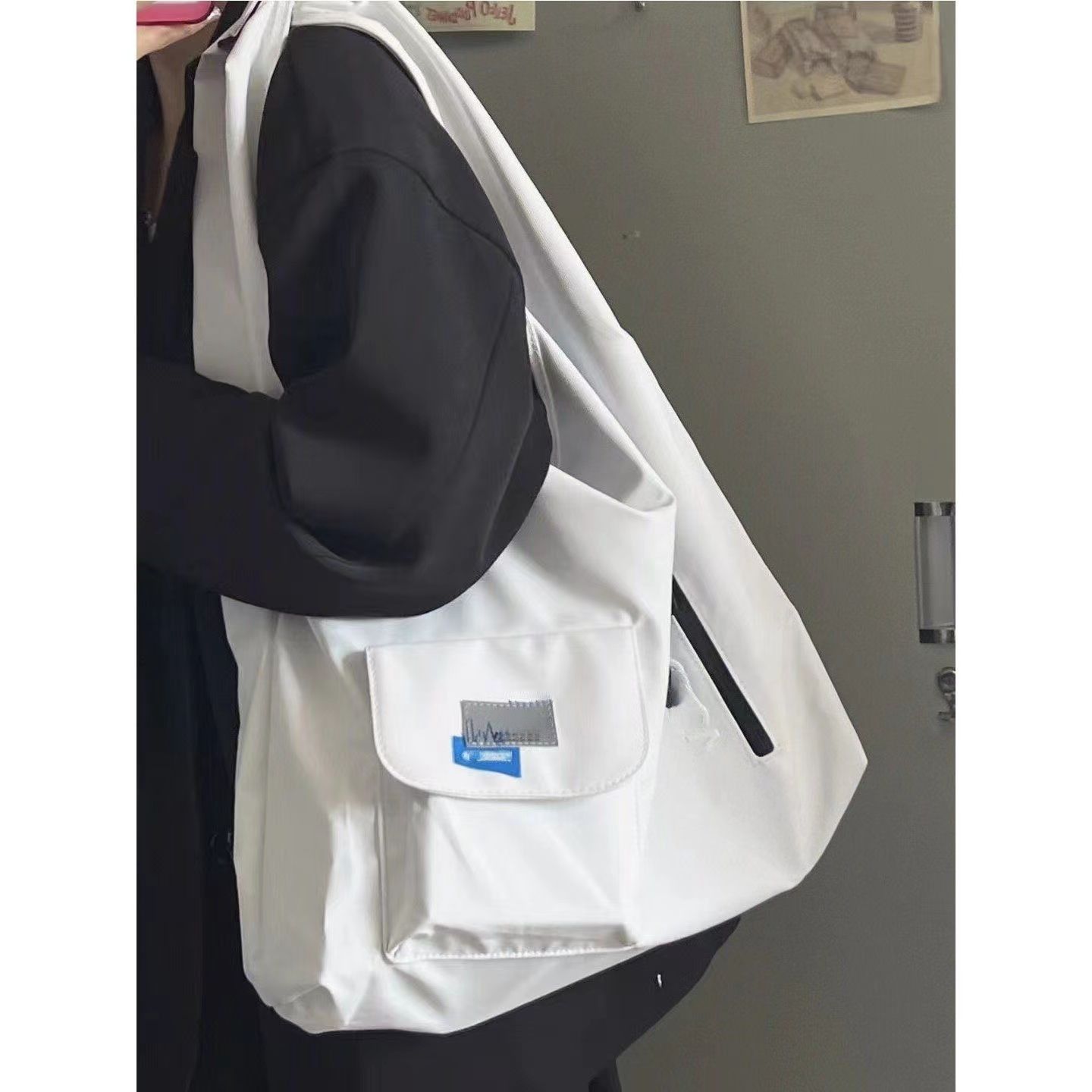 2023 new all-match trend brand messenger bag men and women shoulder bag large-capacity tote bag sports commuting...