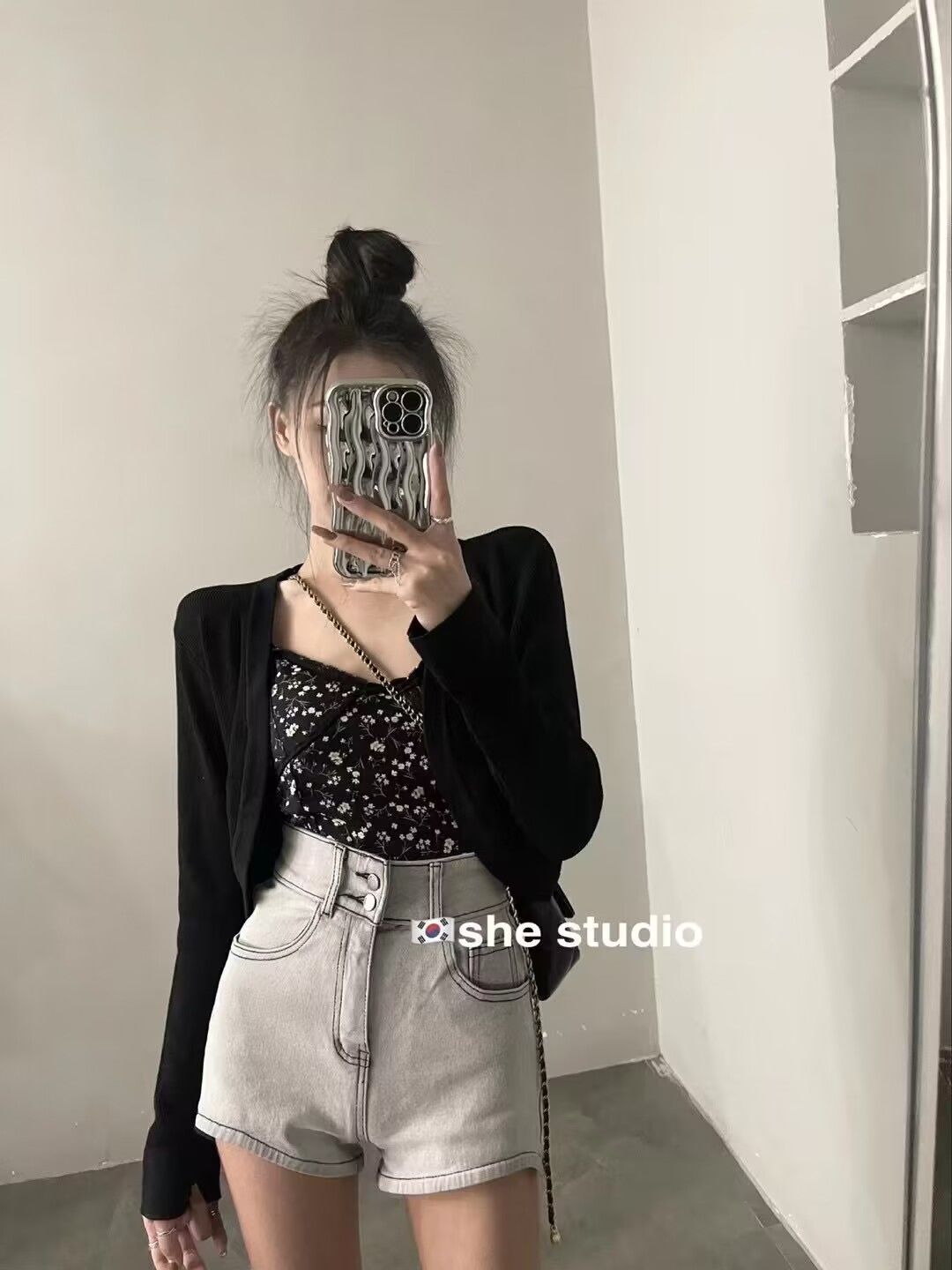 Korean version of the new fashion suit female sweet and spicy sexy floral vest + sun protection cardigan + all-match high waist denim shorts