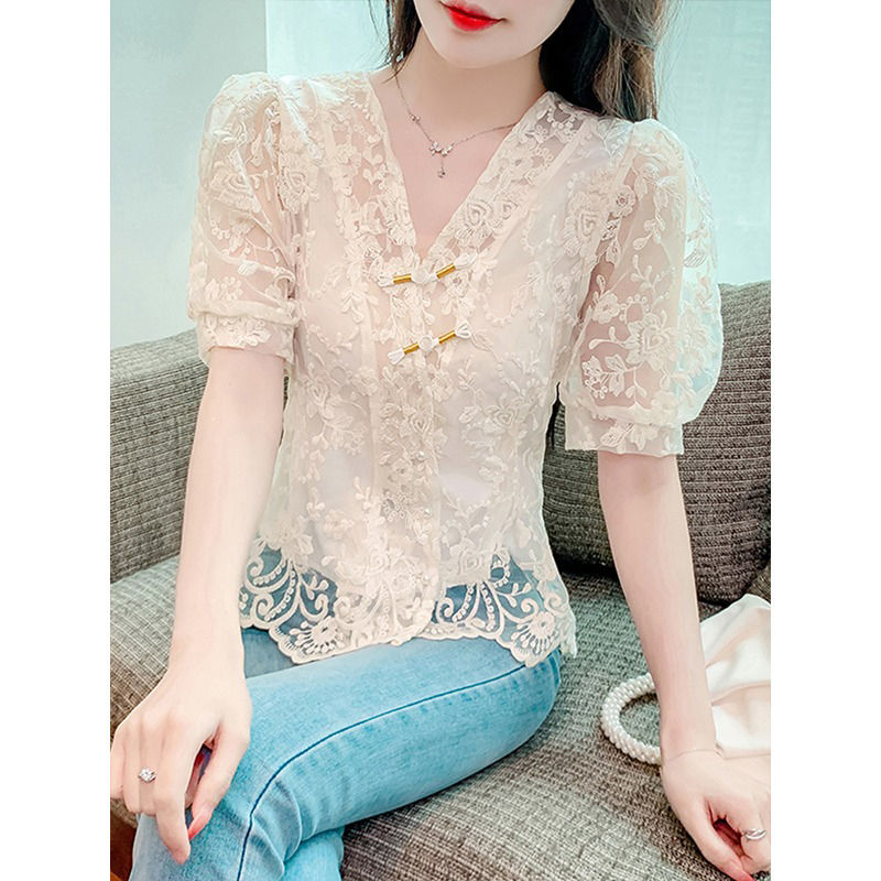 法式V領刺繡蕾絲襯衫女短袖2023夏新款別致漂亮小衫短款盤扣上衣