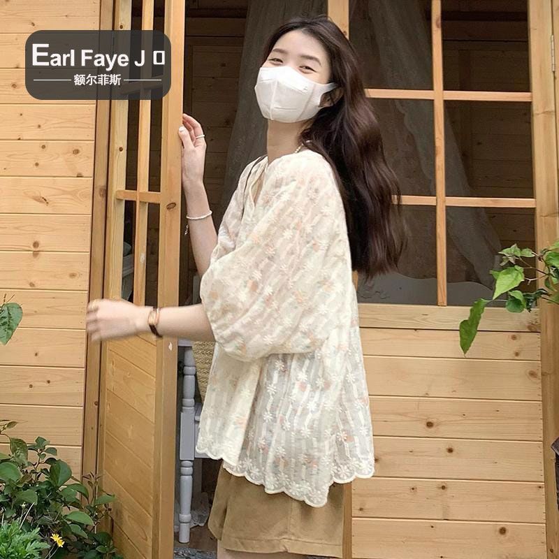 額爾菲法式甜美v領碎花襯衫女夏季繡花寬鬆中袖上衣蕾絲小衫女