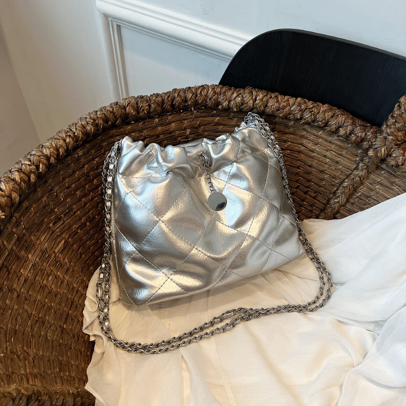 Xiaoxiangfeng Silver Garbage Bag Bag for Women 2023 New Trendy Tote Bag Large Capacity Crossbody Bag Diamond Chain Bag