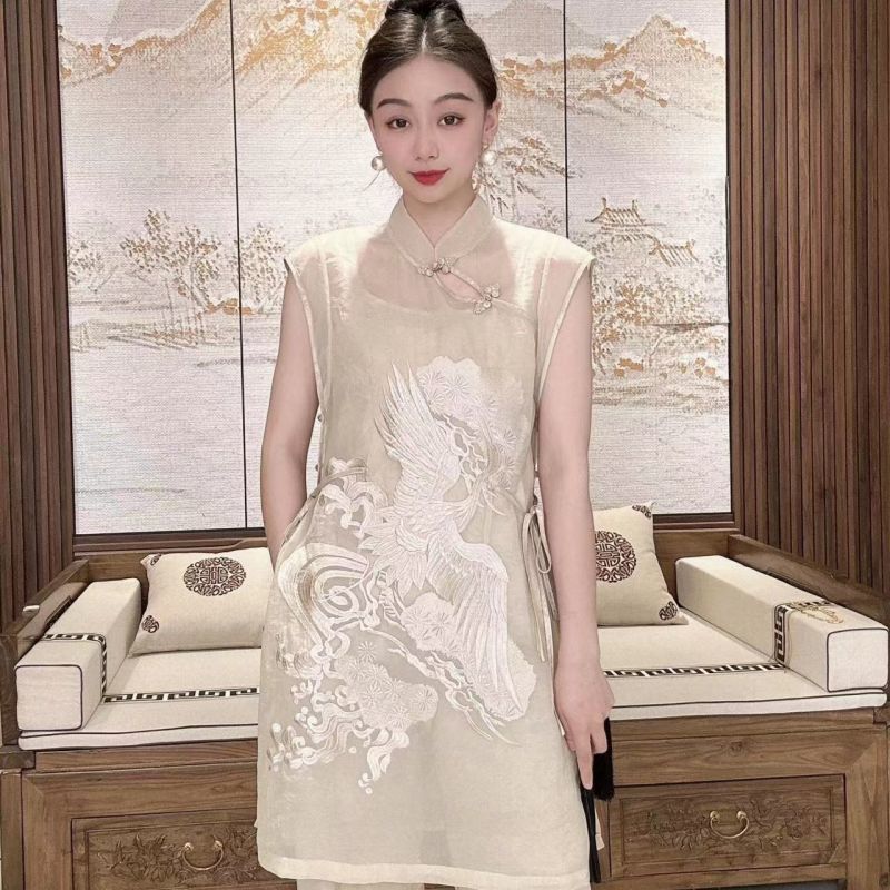Chinese style new Chinese style embroidered vest wide-leg pants suit 2023 summer new style temperament age reduction retro three-piece suit