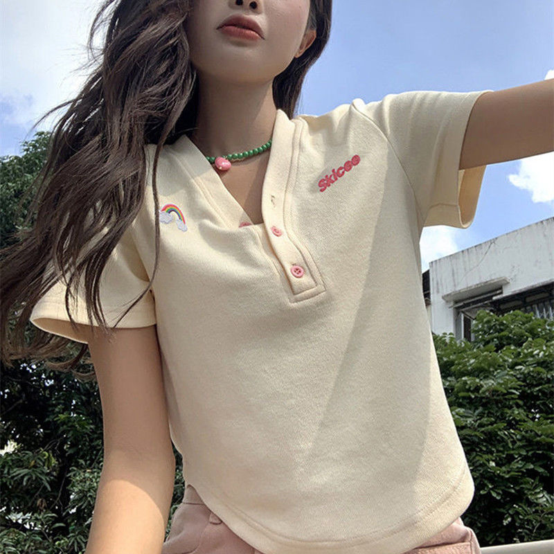 V-neck short-sleeved shoulder t-shirt female students 2023 summer embroidery design sense slim-fit salt system curved hem top tide