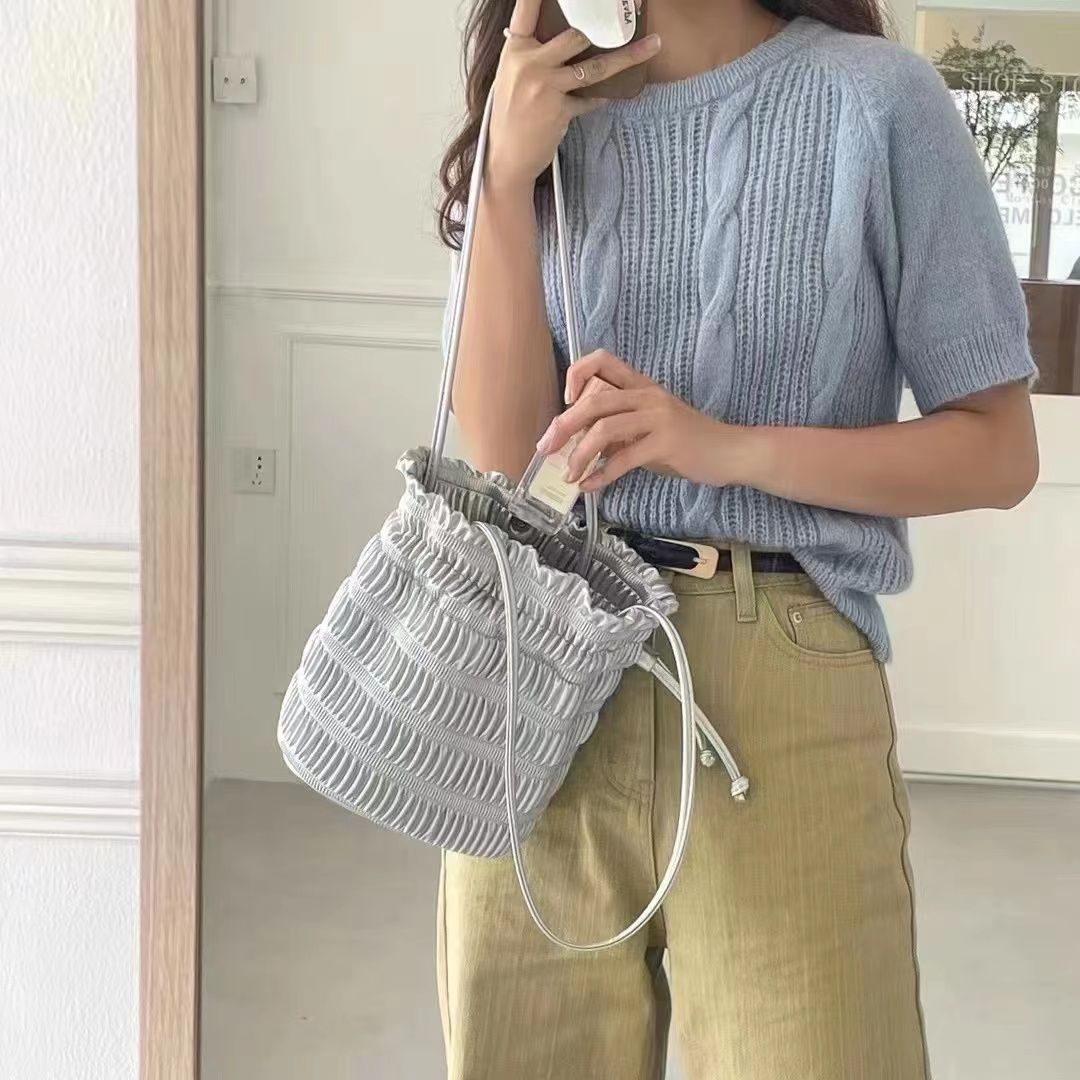 2023新款復古軟皮腋下包銀色小眾百褶抽繩水桶包黑色女夏高級質感