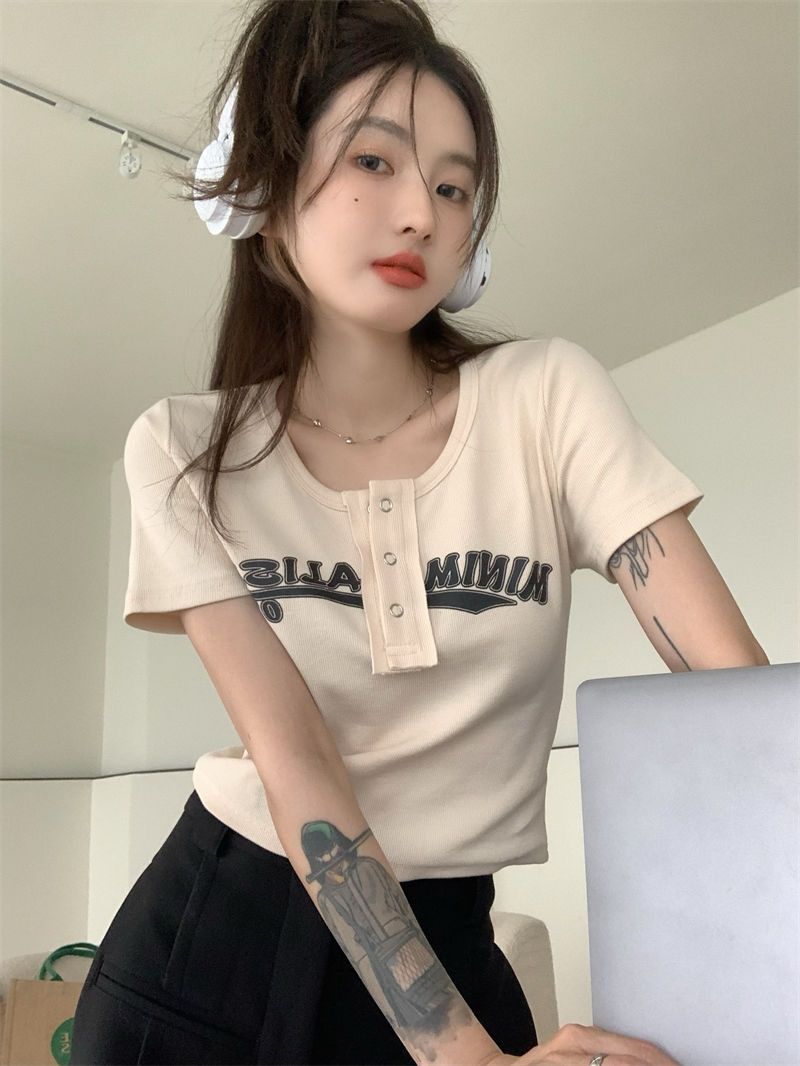 甜辣妹純欲字母印花紐扣短袖T恤女夏季修身顯瘦圓領短款上衣ins潮