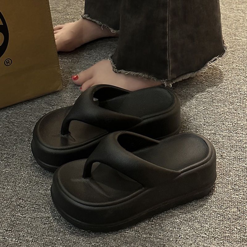 Super thick-soled flip-flops for women for summer wear 2023 new internet celebrity fashion ins heightening beach slippers for women