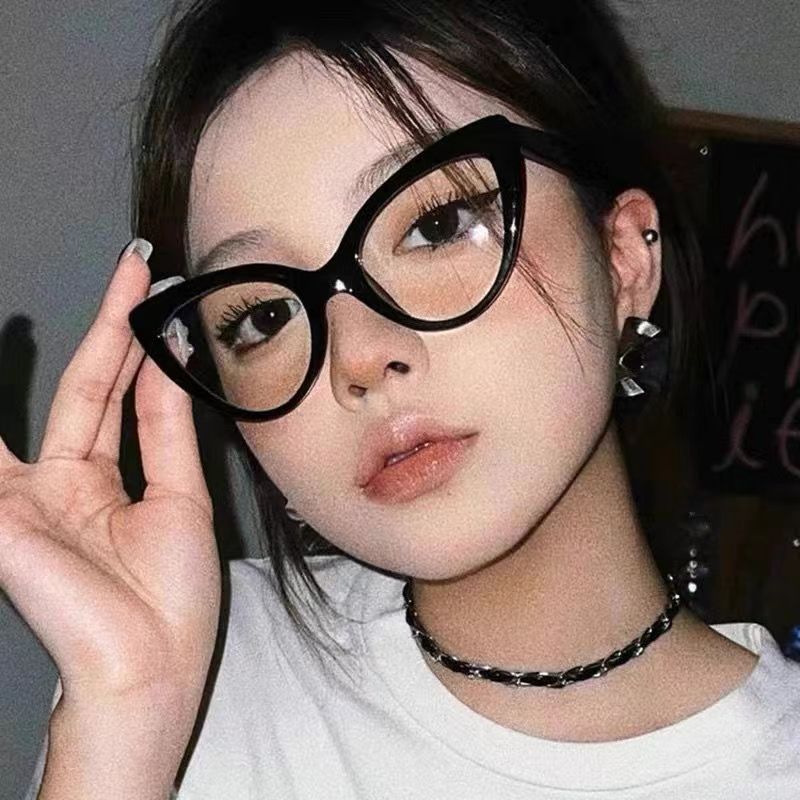 The same style of black-framed bare-faced artifact can be matched with cat-eye degree hot girl glasses ins flat mirror retro myopia blue light