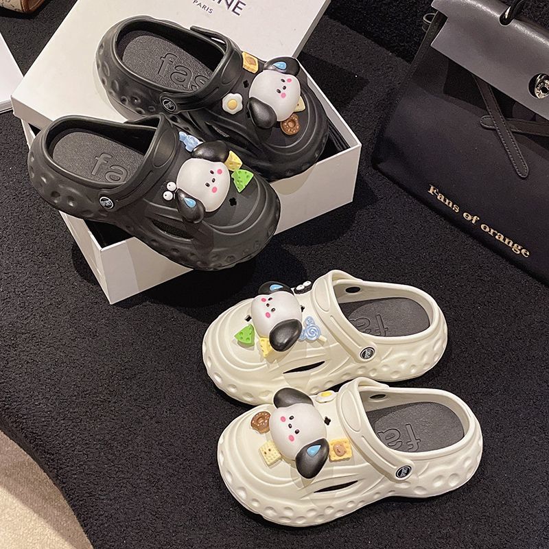 Cute Cartoon Croc Shoes Women's Summer Outer Wear 2023 New Thick Sole Stomping Style Internet Celebrity Fashion Beach Baotou Slippers
