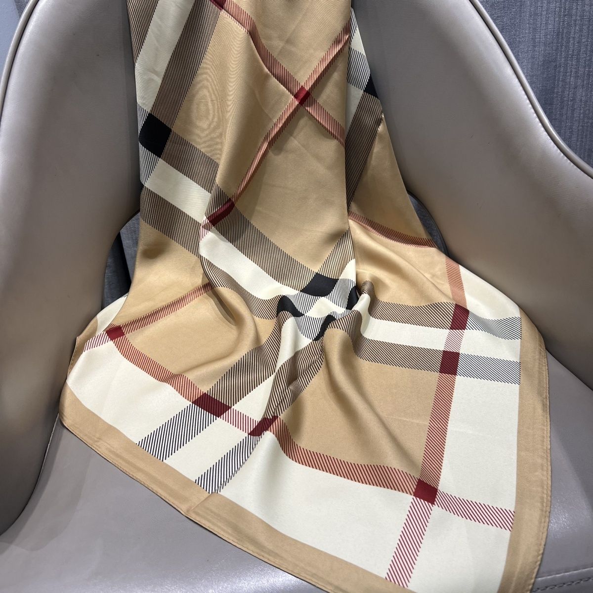 2023 Babag 90 Twill Vierkante Sjaal Fashion Atmosphere Vierkante Sjaal Casual Network Rood_voghion.com