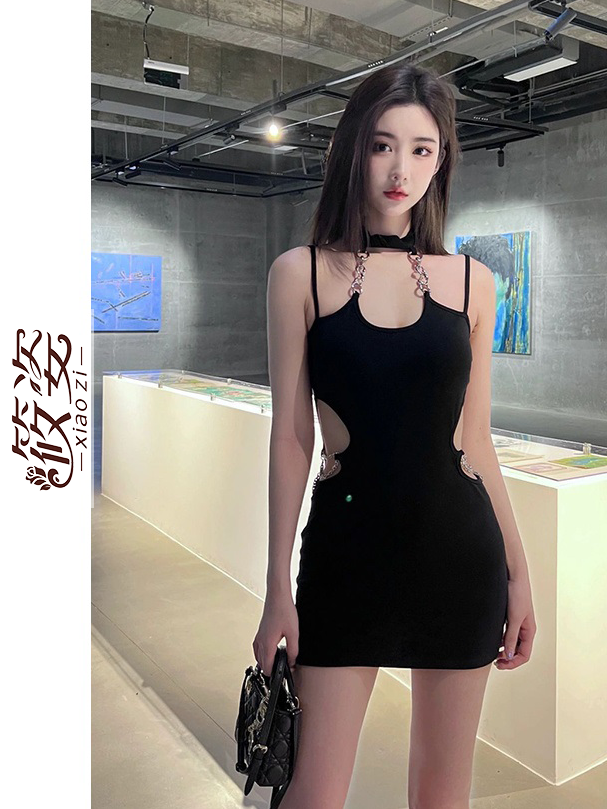 筱姿純欲風黑色吊帶掛脖連衣裙女辣妹露腰顯瘦高級感包臀裙短裙