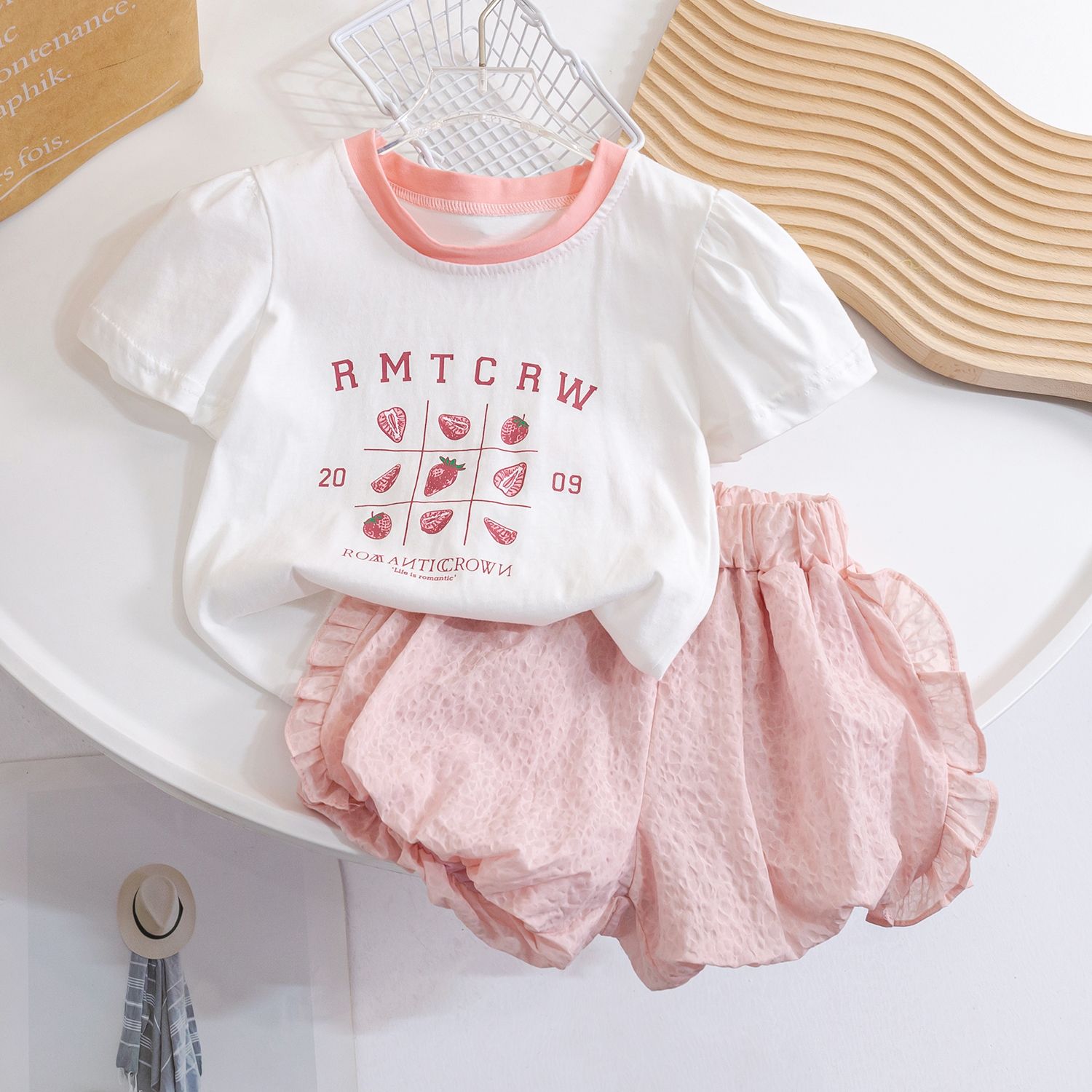 Girls Korean children's clothing 2023 new round neck tops and shorts two-piece set fashionable children's summer casual suits