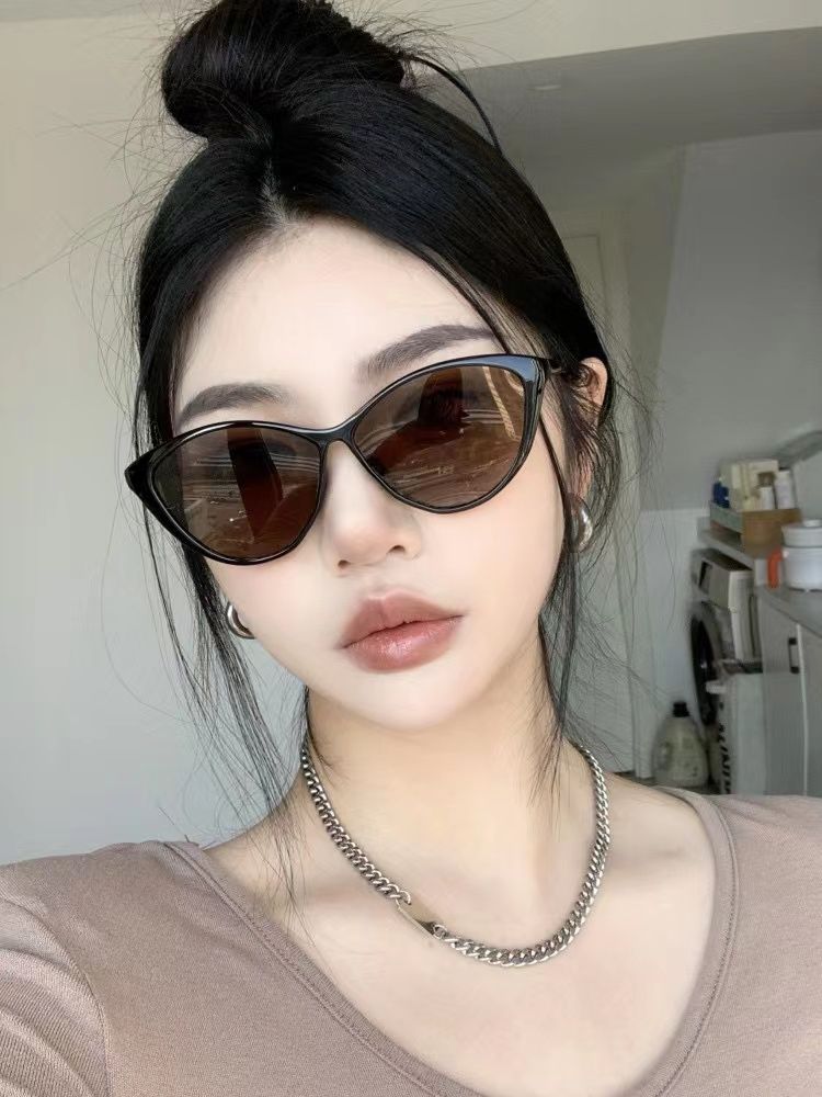Cat-eye sunglasses for women retro 2023 new high-end European and American funny hot girl American small face sunglasses for women