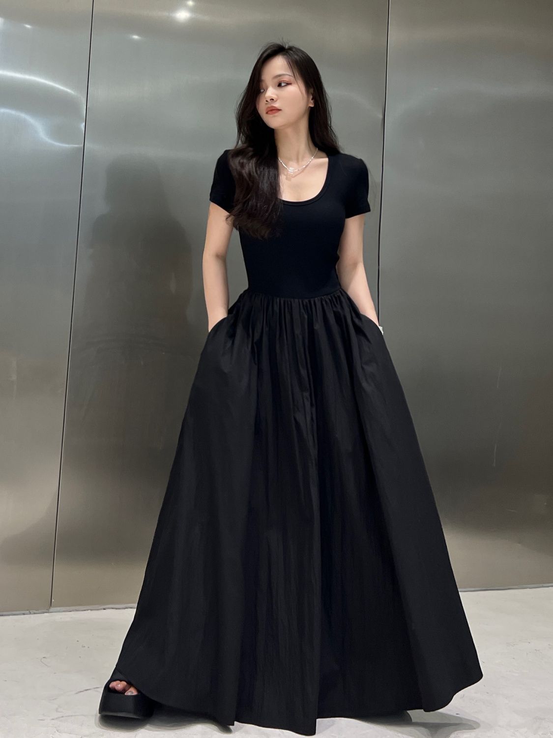French short-sleeved Hepburn style knitted dress for women summer new high-end waist slimming black U-neck long skirt