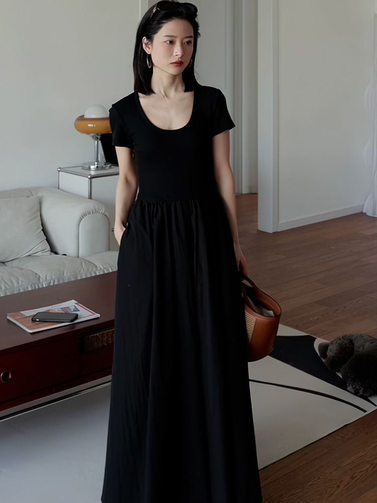 French short-sleeved Hepburn style knitted dress for women summer new high-end waist slimming black U-neck long skirt