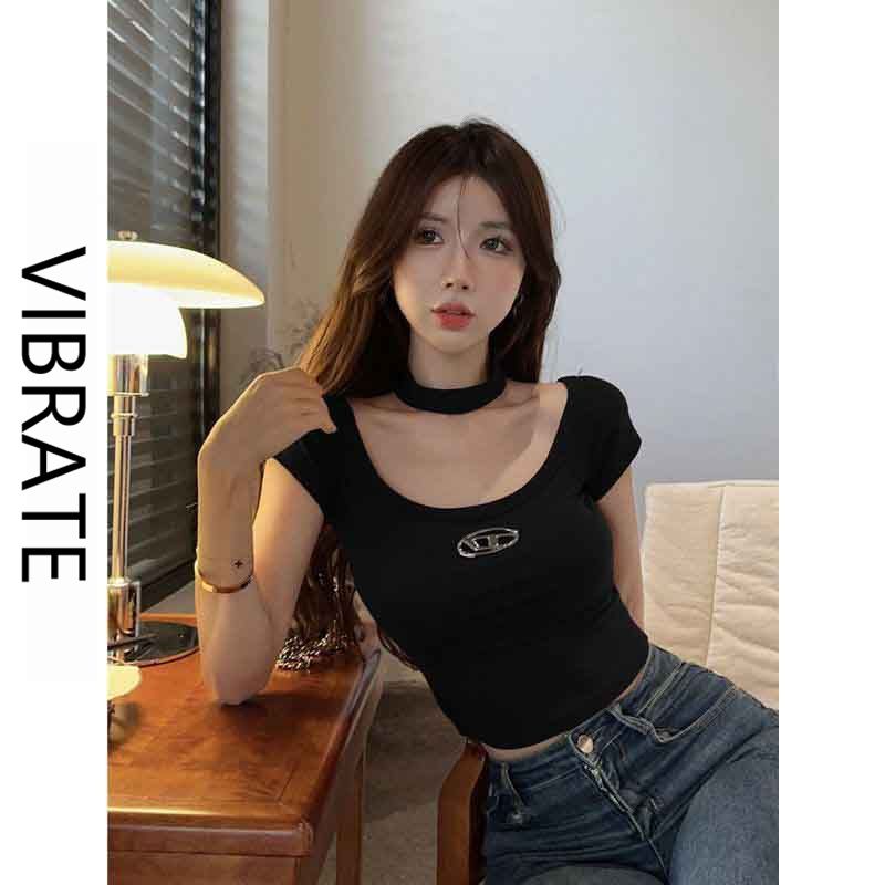 VIBRATE Korean version of the hot girl hanging neck design sense metal labeling t-shirt temperament one-shoulder short-sleeved pure desire top