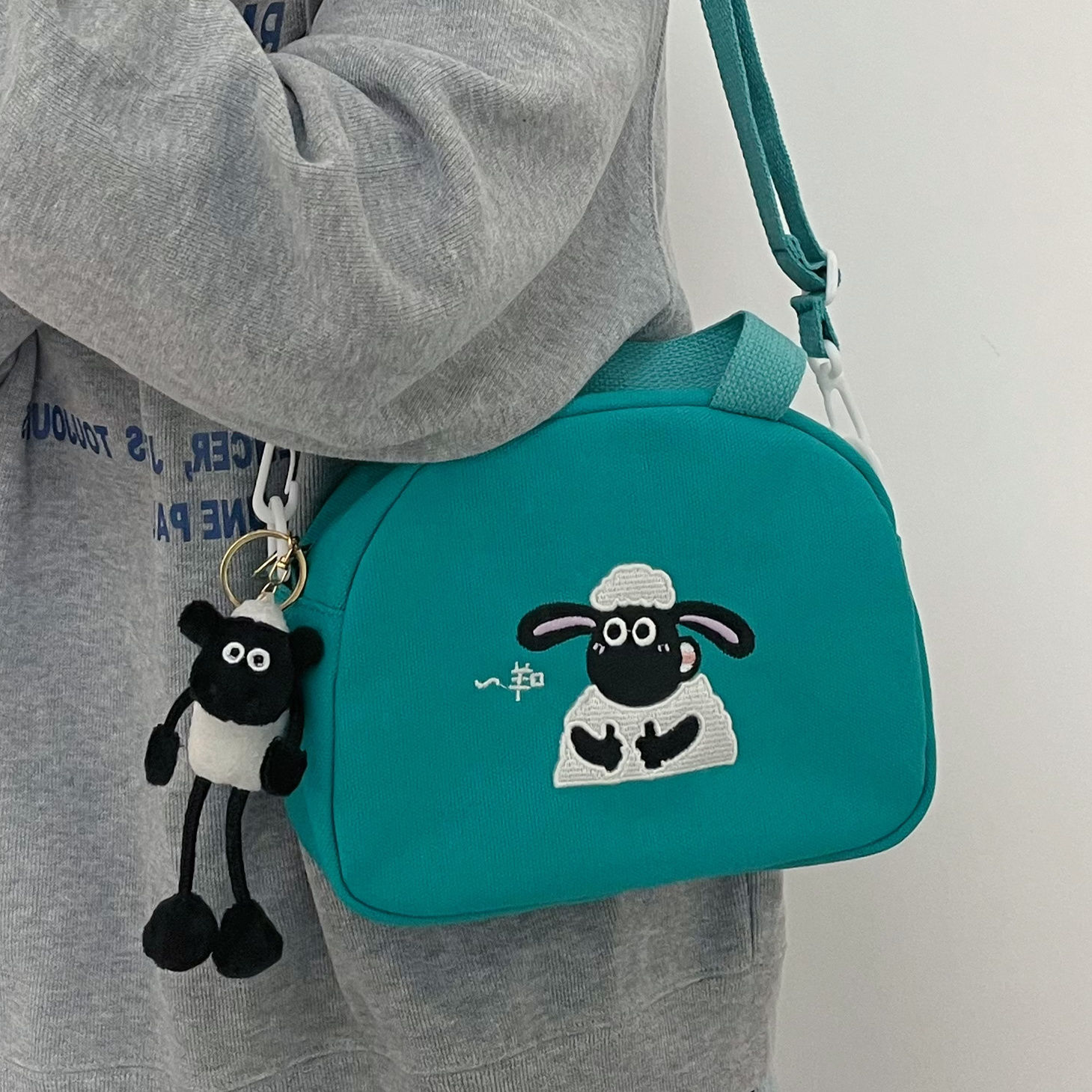 日系卡通可愛小羊肖恩刺繡單肩斜挎包休閒百搭小方包帆布手提包包