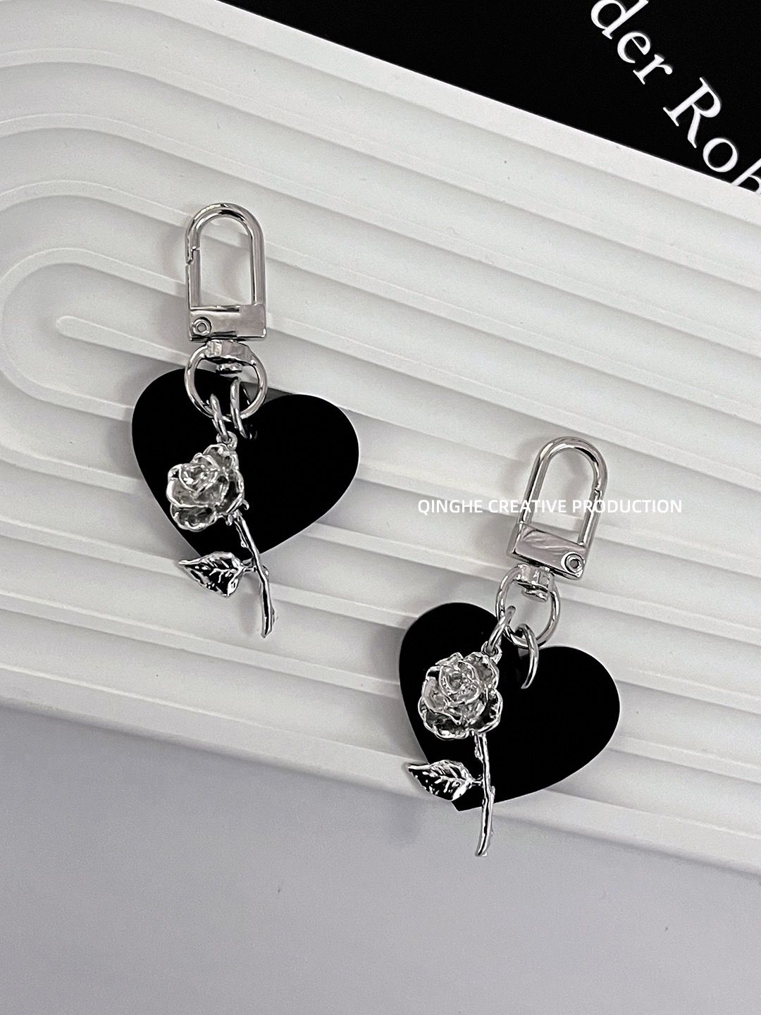 Original high-end dark night rose keychain female ins niche hot girl dark black acrylic pendant keychain