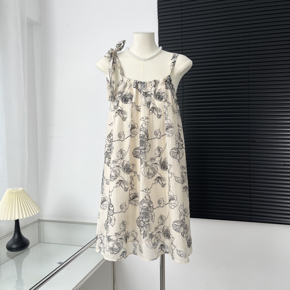 Pinellia Camellia Simple and elegant black and white printed halter tops/dresses women's summer design with a sense of national style and cool feeling