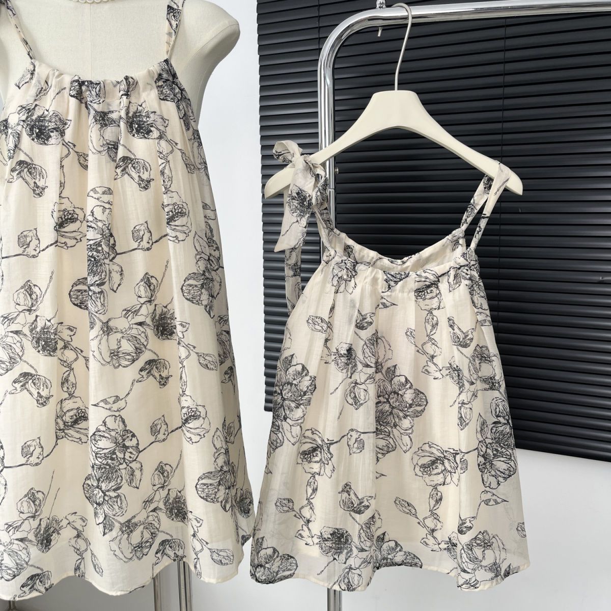 Pinellia camellia elegant black and white printed suspender dress women's summer new design sense elegant skirt