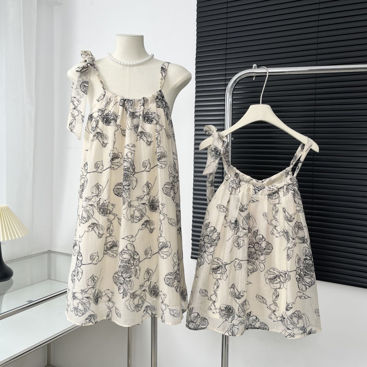 Pinellia Camellia Simple and elegant black and white printed halter tops/dresses women's summer design with a sense of national style and cool feeling