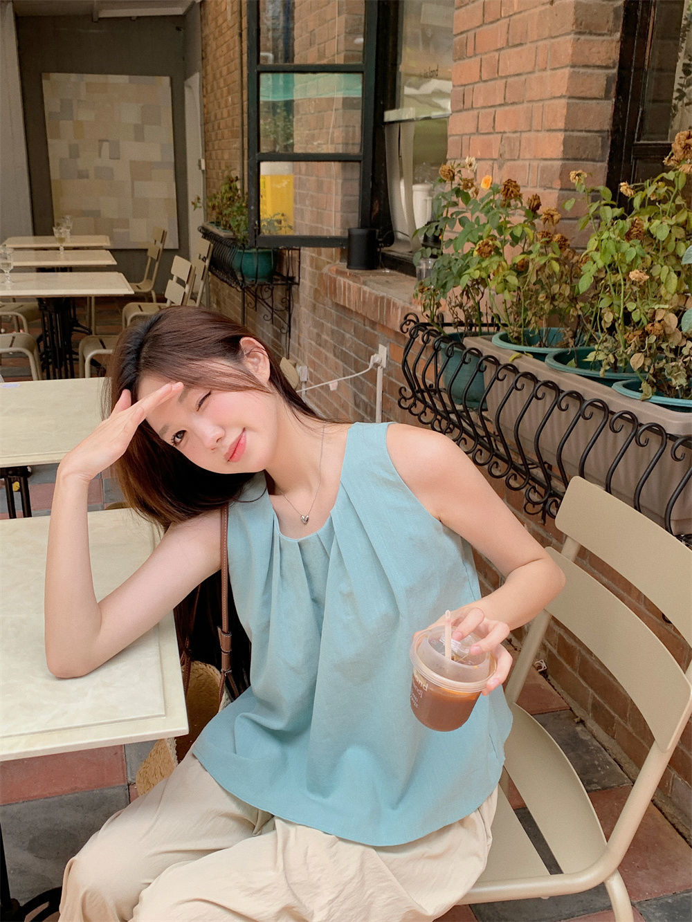 kumikumi温柔风压褶无袖蓝色吊带背心女夏季新款宽松显瘦减龄上衣