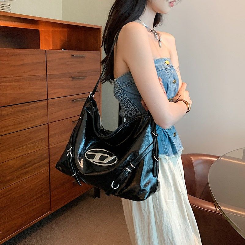 High-end commuter bucket bag 2023 new large-capacity light luxury jingle bag armpit tote bag chain bag trendy