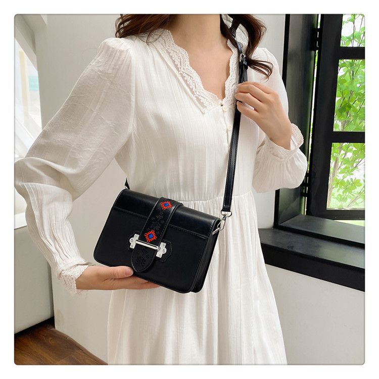 Autumn and winter new high appearance level embroidery female ethnic wind tofu bag with personality crossbody bag shoulder bag_voghion.com