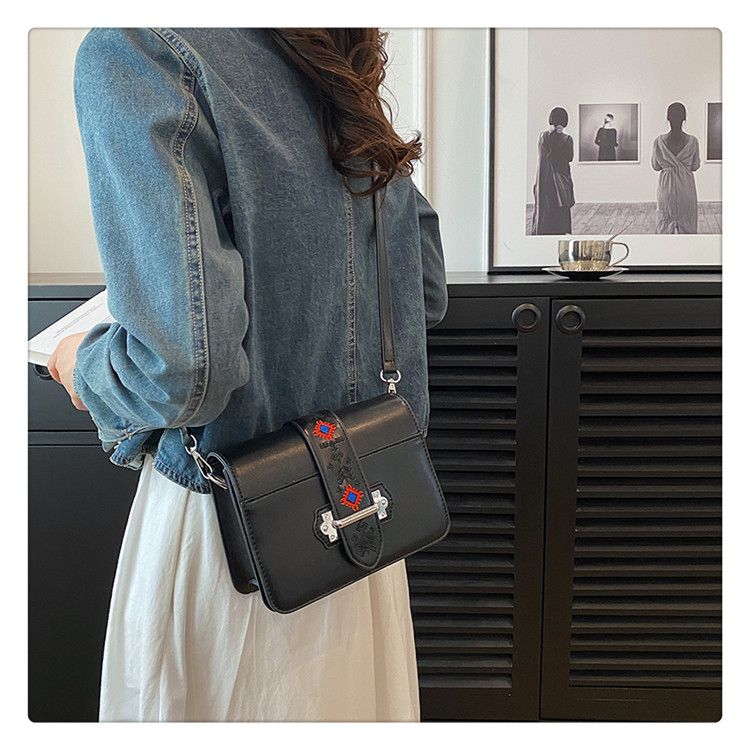 Autumn and winter new high appearance level embroidery female ethnic wind tofu bag with personality crossbody bag shoulder bag_voghion.com