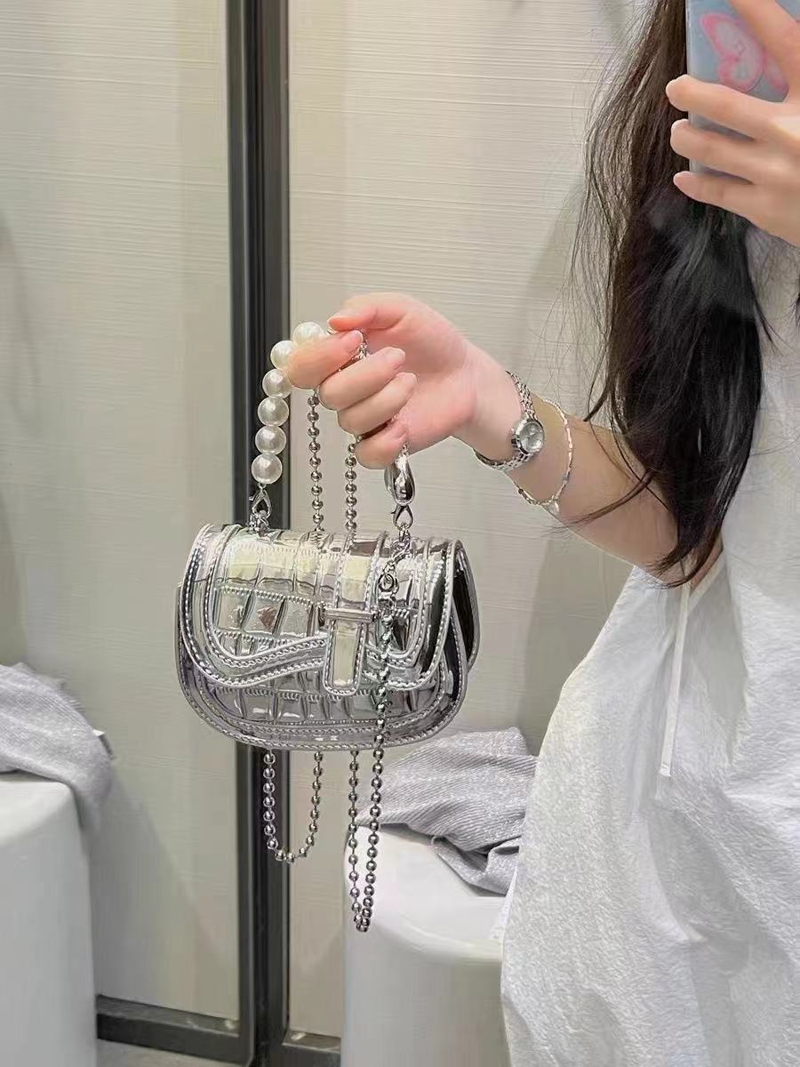 夏季高級感小眾質感珍珠鏈條斜跨迷你銀色小包包女童2023新款腰包