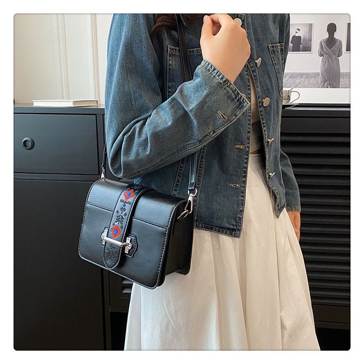 Autumn and winter new high appearance level embroidery female ethnic wind tofu bag with personality crossbody bag shoulder bag_voghion.com