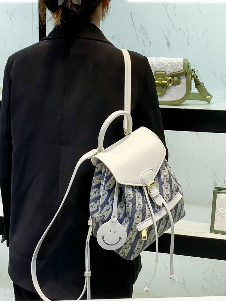 香港真皮质感双肩包女新款潮小众设计年轻时尚户外旅行小背包