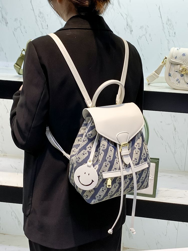 香港真皮质感双肩包女新款潮小众设计年轻时尚户外旅行小背包