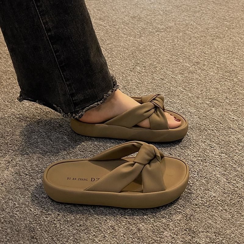 Internet celebrity thick-soled sandals for women, fashionable summer outerwear, 2023 new style, high-end, versatile, non-slip, seaside and beach