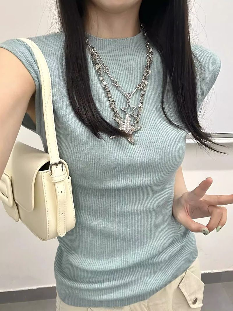 Front shoulder hot girl short-sleeved T-shirt women's summer thin section 2023 new design sense niche ice silk sweater top