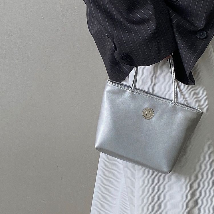 韩国小众新款女包秀林手提包女软皮可爱时尚银色手拎包斜挎手机包