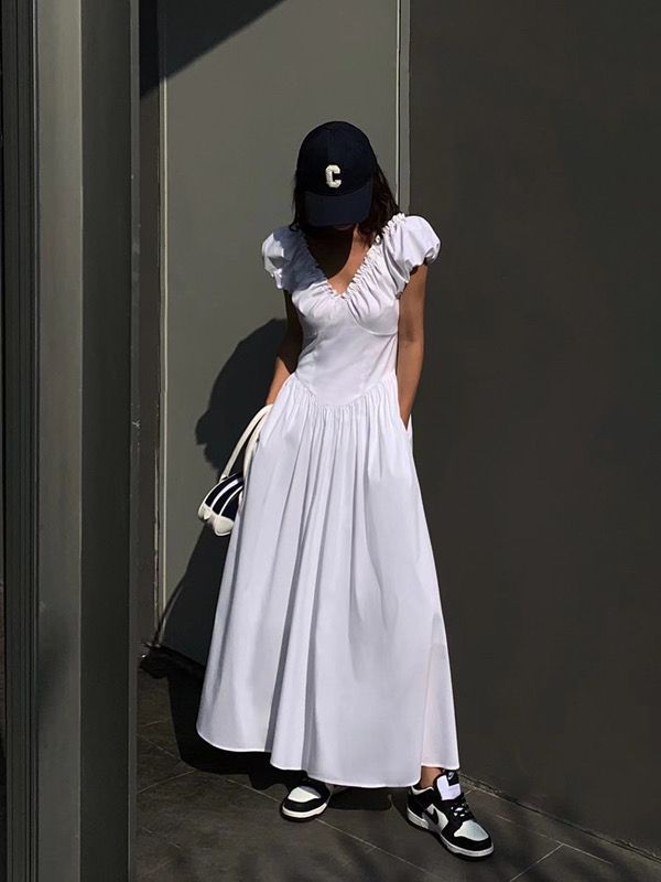 法式黑色高级感v领连衣裙女夏季2023新款设计感小众收腰显瘦长裙