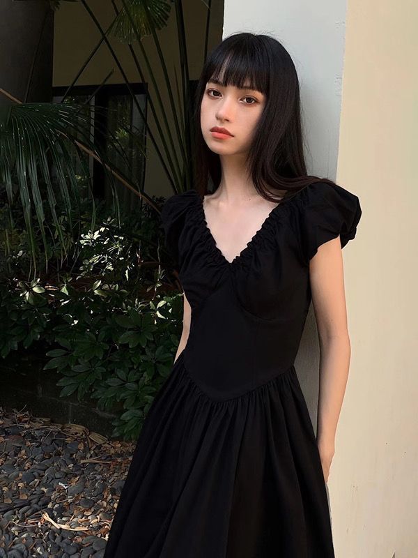 法式黑色高級感v領連衣裙女夏季2023新款設計感小眾收腰顯瘦長裙