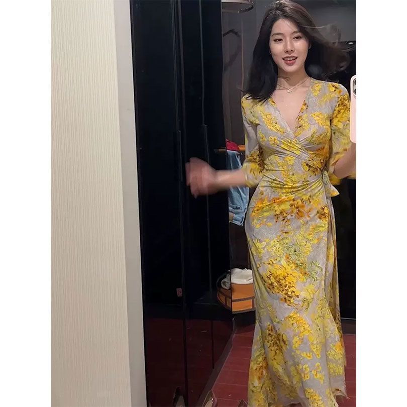 新款復古法式優雅五分袖v領印花連衣裙女人味度假風魚尾包臀長裙