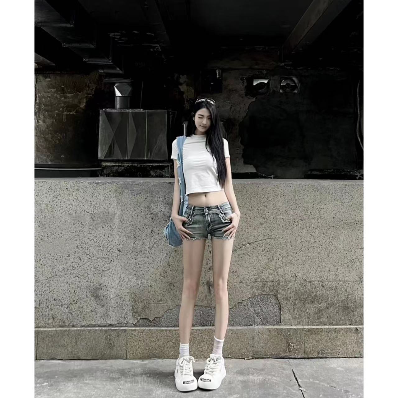 Retro blue denim shorts for women, washed elastic straight legs, distressed, leg-lengthening, versatile hot pants for hot girls, hip-hugging hot pants for summer