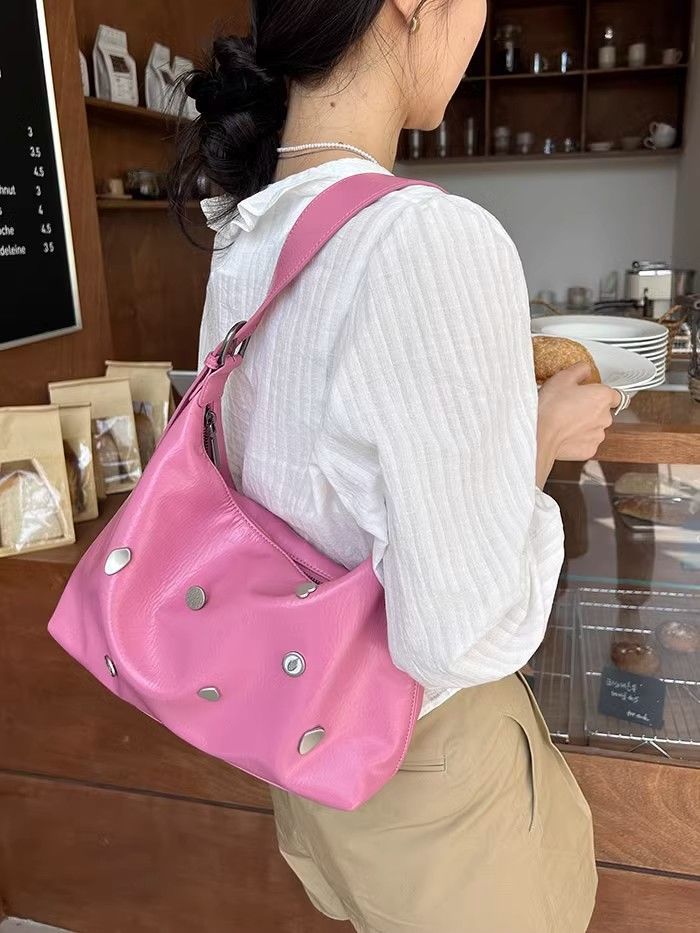 網紅包包女2023新款法式設計輕奢徽章腋單肩斜挎包大容量托特包