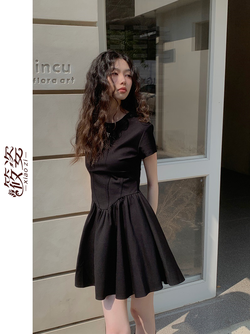 Xiaozi dopamine ballet style wearing Thai style tea break French style girdle fluffy dress drag sister style little black dress