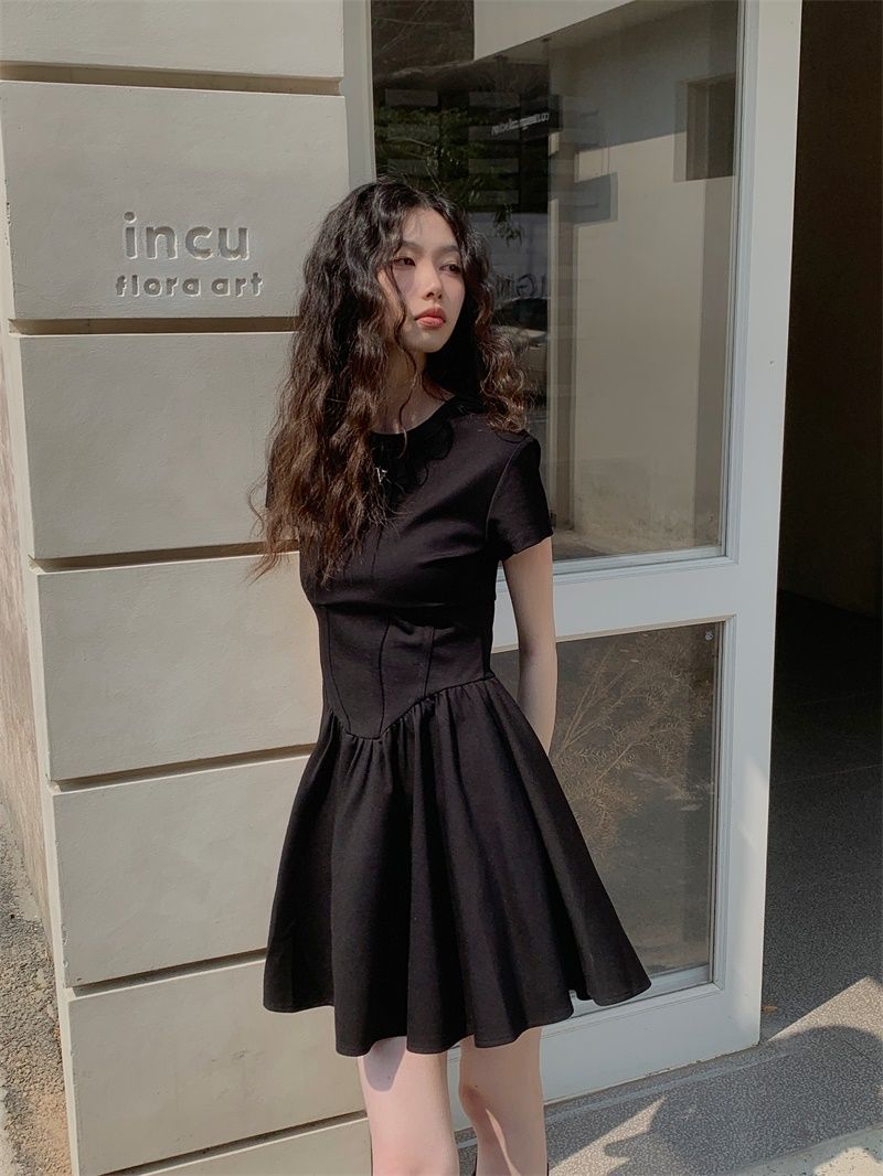 Xiaozi dopamine ballet style wearing Thai style tea break French style girdle fluffy dress drag sister style little black dress