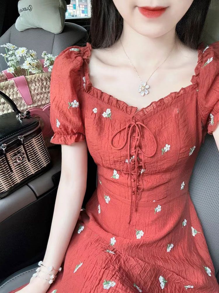 紅色刺繡碎花連衣裙女夏季新款高級感法式泡泡袖收腰顯瘦開叉長裙