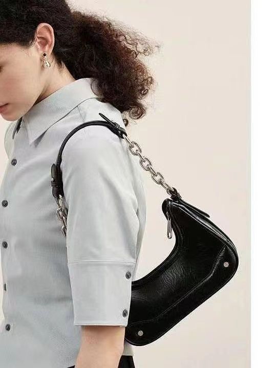 Underarm bag women's summer  new style this year's popular high-end niche chain fashion commuter cross-body baguette bag