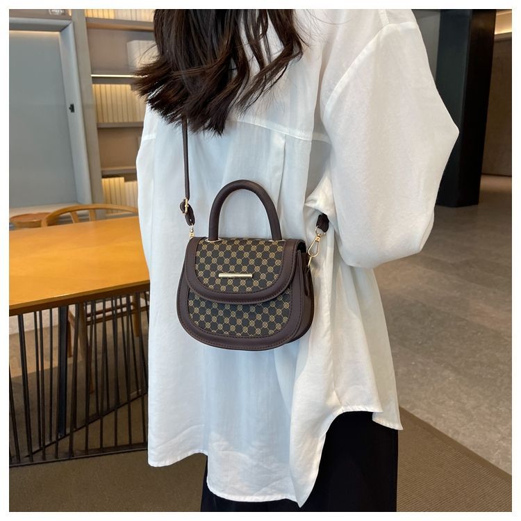 Stile forestale minimalista per le donne 2024 nuova borsa a tracolla alla moda, alla moda griglia di diamanti semicircolare singola_voghion.com